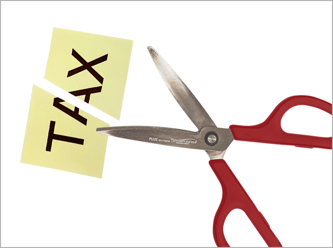 TAXをハサミでカットすることで節税を表したイメージ画像